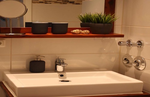 Zentrum-Sued Apartment | Comfortable Apartment-Ensuite with Shower & Terrace Access