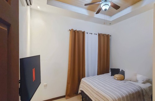 Liberia House | Ideally Located Apartment with Kitchen and Breakfast Options