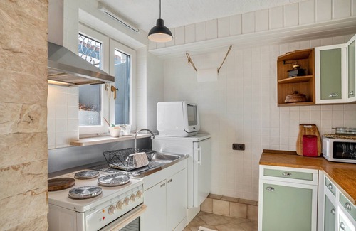 Balzhofen Apartment | Cozy Apartment 'Erdmännchen': Private Garden & Ocean View