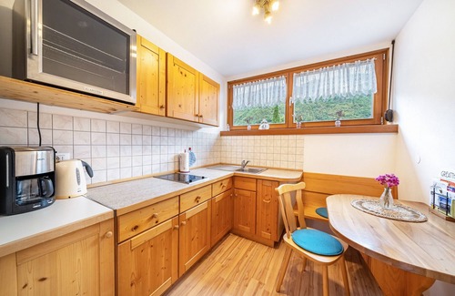Lana Apartment | Mountain View Apartment 'Erlengut Meran' with Shared Pool
