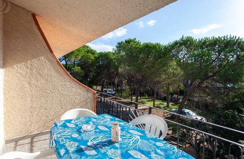 Sas Linnas Siccas Apartment | Cozy Erminia House - Blue Flat Steps from the Beach