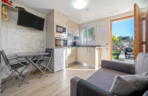 Segur de Calafell Apartment | Escape to "Escapada de Ciudad al Aire Libre" with Pool & Wi-Fi