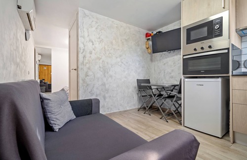 Segur de Calafell Apartment | Escape to "Escapada de Ciudad al Aire Libre" with Pool & Wi-Fi