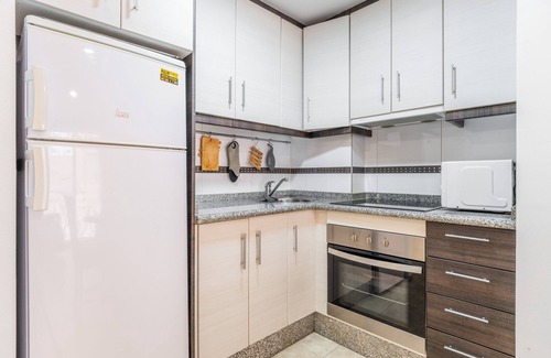 Santa Pola Apartment | Apartment 'Evelin' close to the Beach with Terrace & Wi-Fi