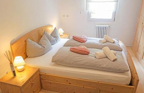 Weidach Apartment | Pet-Friendly Apartment Föhrenheim: Family & Fireplace Retreat