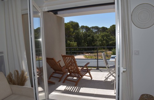La Londe-les-Maures Apartment | Idyllic Apartment for 3 at Chateau Vert with Pool Access