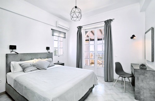 Agios Georgios Pagon Apartment | Apartment for 4 people overlooking the bay of Agios Georgios Pagi - 50 m from the sandy beach e