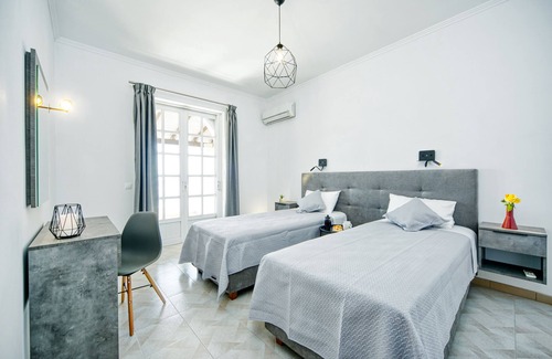 Agios Georgios Pagon Apartment | Apartment for 4 people overlooking the bay of Agios Georgios Pagi - 50 m from the sandy beach e