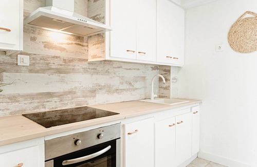 Santa Pola House | Cozy Seaside Apartment: Family-Friendly with Kitchen Access