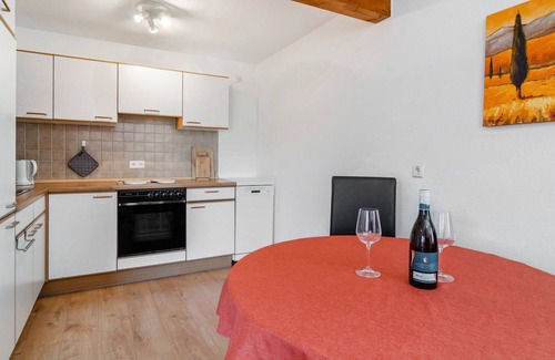 Hagnau Apartment | Apartment 'Ferienwohnung 1' with Shared Garden, Balcony and Wi-Fi