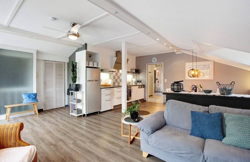 Germete Apartment | Relax in Ferienwohnung Pöttner with Balcony & Wi-Fi
