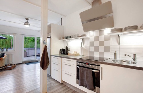 Germete Apartment | Relax in Ferienwohnung Pöttner with Balcony & Wi-Fi