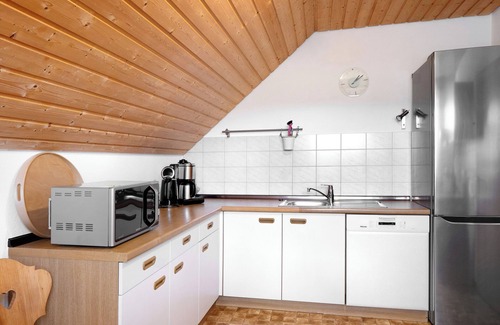 Ebenweiler Apartment | Cozy Apartment 'Ferienwohnung Im Rosengarten' with Wi-Fi