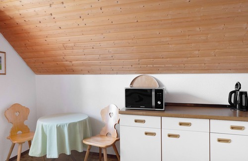 Ebenweiler Apartment | Cozy Apartment 'Ferienwohnung Im Rosengarten' with Wi-Fi