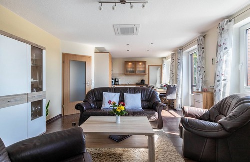 Suderdeich Apartment | Apartment 'Ferienwohnung Mühlenweide' with Shared Terrace, Wi-Fi and Air Conditioning