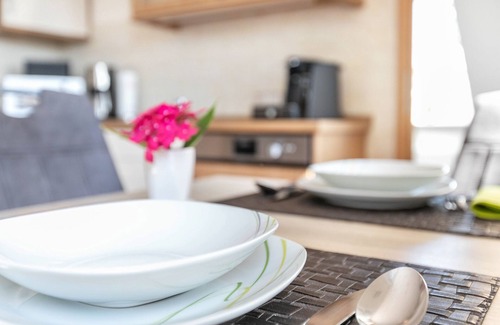 Suderdeich Apartment | Apartment 'Ferienwohnung Mühlenweide' with Shared Terrace, Wi-Fi and Air Conditioning