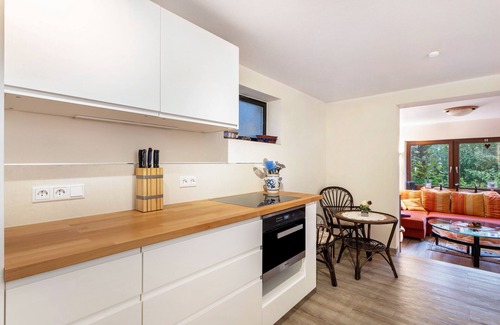 Warstein Apartment | Cozy Apartment 'Ferienwohnung Am Mozarthügel' with Wi-Fi