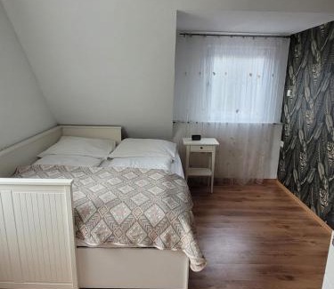 Heuchelhof Apartment | Family-Friendly Stay at Apartment Ferienwohnung Steigwaldweg