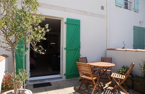 Saint-Martin-de-Re Apartment | Cozy Apartment in Saint-Martin-de-Ré with Ocean View