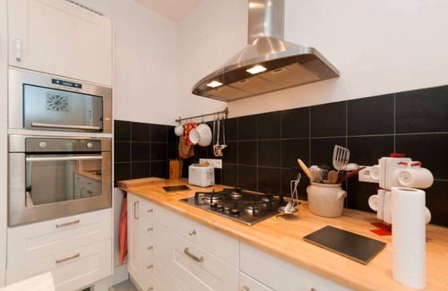 Biarritz City Centre Apartment | Elegant Oceanfront Apartment in Biarritz with Pool & Spa