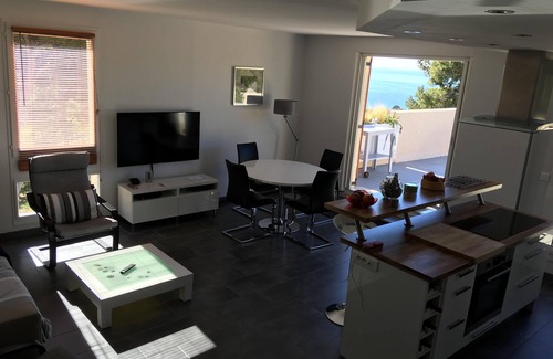 Cassis Apartment | Oceanfront Apartment in Cassis with Spa & Pool Access
