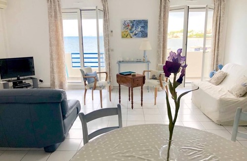 Meze Apartment | Ocean View Apartment in Mèze with Spa & Hot Tub