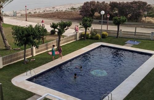 Cubelles Apartment | Cozy Apartment Foix: Oceanfront Retreat with Pool & Pets