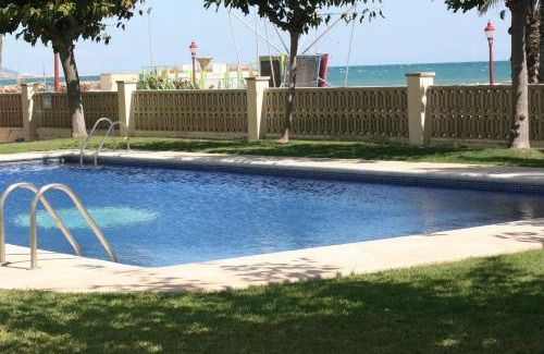 Cubelles Apartment | Cozy Apartment Foix: Oceanfront Retreat with Pool & Pets