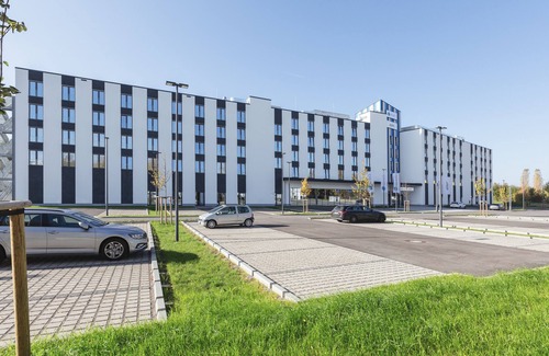 Neusaess Apartment | Cozy Apartment for 2 in Neusäß with Kitchen & Pet Access