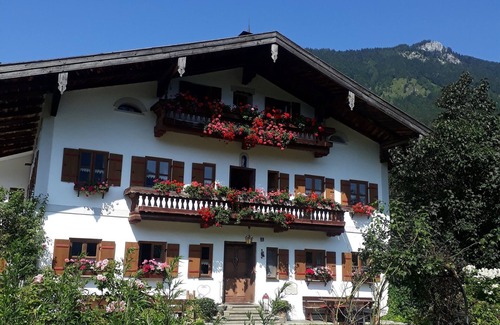 Schleching Apartment | Cozy Apartment for 3 with Kitchen & Child-Friendly Amenities