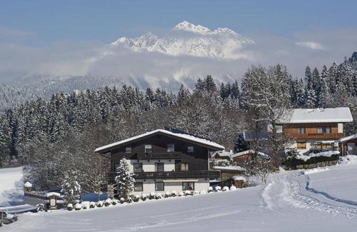 Itter Apartment | Cozy Guesthouse Apartment for 4 with Spa & Breakfast