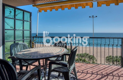 Platja d'Aro Apartment | Oceanfront Apartment for 5 with Spa & Stunning Views