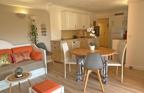 Sainte-Maxime City Centre Apartment | Perfect Getaway: Apartment for 6 with Pool & Ocean View