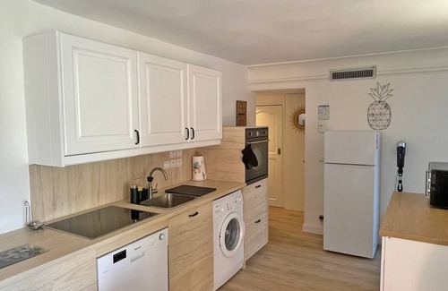 Sainte-Maxime City Centre Apartment | Perfect Getaway: Apartment for 6 with Pool & Ocean View