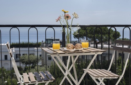 Posillipo House | Family-Friendly Apartment for 8 with Bay Views & Amenities