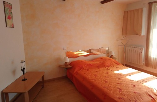Vergeze Apartment | Cozy Retreat for Two with Kitchen and Breakfast Included