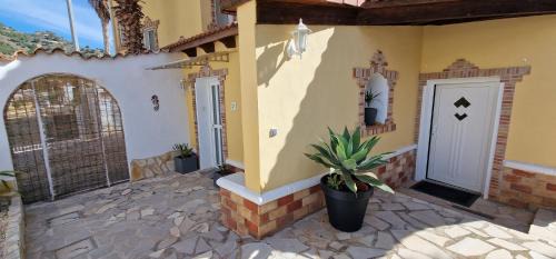 La Canuta Apartment | Modern Villa Fortuna: Oceanfront Retreat with Pool Access