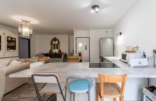 L'Isle-sur-la-Sorgue Apartment | Relaxing Apartment 'Un Temps Pour Soi' with Private Terrace