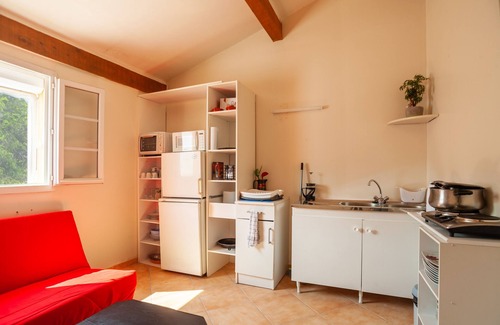 Peyrolles-en-Provence Apartment | Cozy Apartment 'Les Collins Du Sud 2' with Mountain View