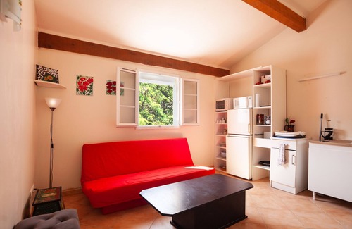 Peyrolles-en-Provence Apartment | Cozy Apartment 'Les Collins Du Sud 2' with Mountain View