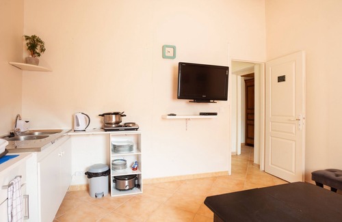 Peyrolles-en-Provence Apartment | Cozy Apartment 'Les Collins Du Sud 2' with Mountain View