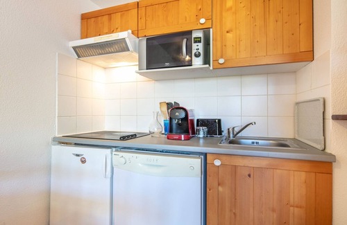 Saint-Sorlin-d'Arves Apartment | Apartment in Saint-Sorlin with Mountain View