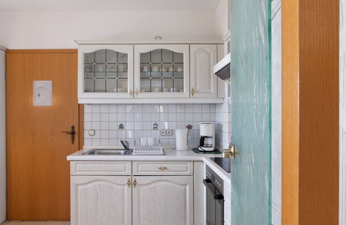 Tratzhof Apartment | Fuldatalblick Apartment: Garden Retreat with Free Wi-Fi