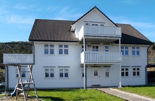 Tysnes Apartment | Oceanfront Comfort at Apartment Galanten - FJH609