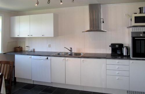 Tysnes Apartment | Oceanfront Comfort at Apartment Galanten - FJH609