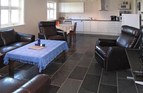 Tysnes Apartment | Oceanfront Comfort at Apartment Galanten - FJH609