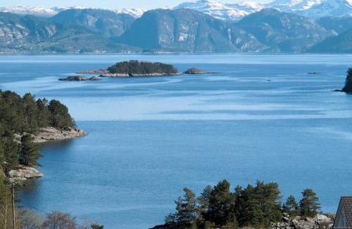 Tysnes Apartment | Oceanfront Comfort at Apartment Galanten - FJH609