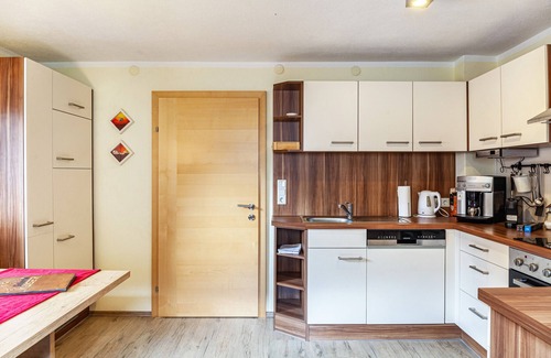 Mayrhofen Apartment | Mountain View Apartment "Galerie Kaiser" with Balconies & Wi-Fi