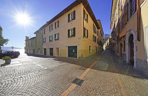 Gargnano Apartment | Cozy Apartment "Gemhouse Rubino" with Lake View & Amenities
