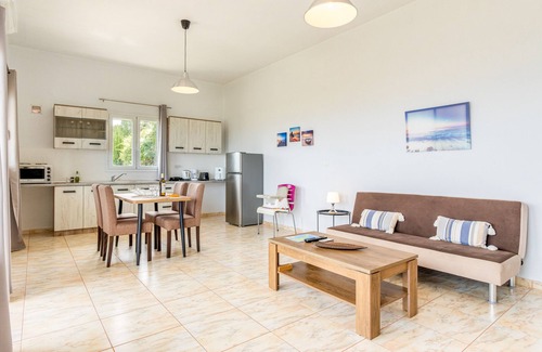 Perama Apartment | Scenic 'Geomarhouse 2': Oceanfront Retreat with Wi-Fi